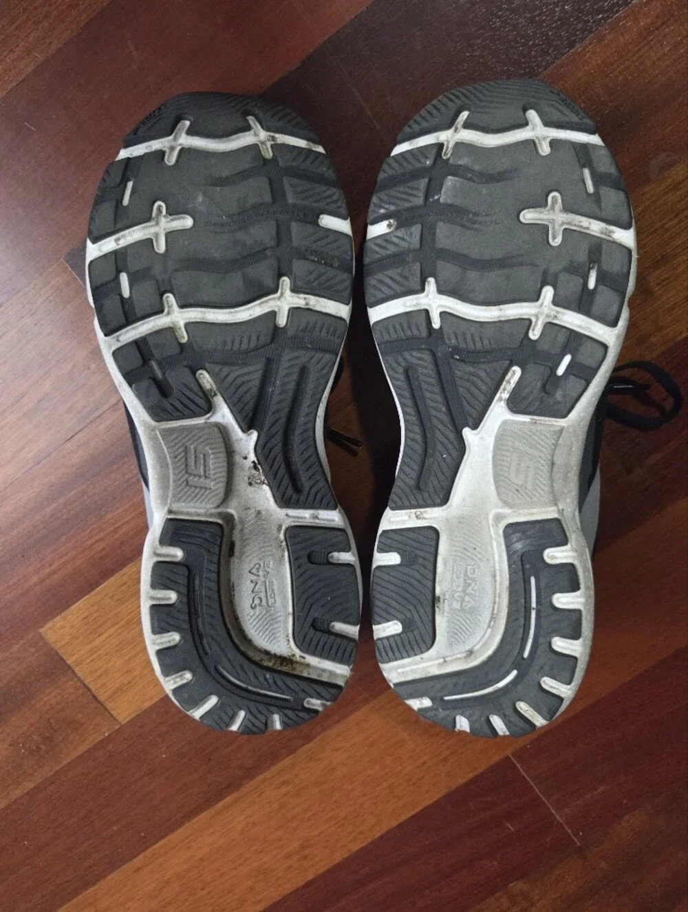 Brooks Ghost 15, Women's 12, Black & White Running Shoes